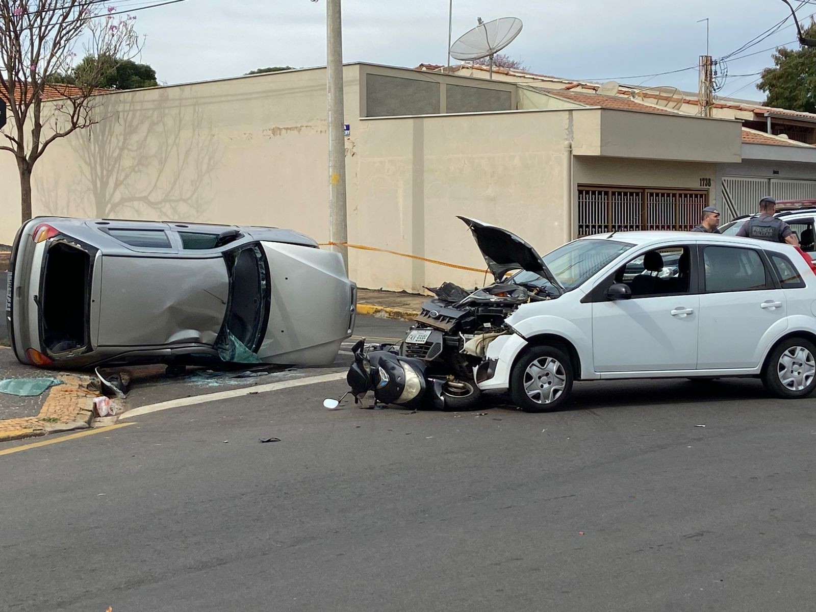Acidente entre três veículos deixa carro tombado sobre calçada e três feridos em Piracicaba