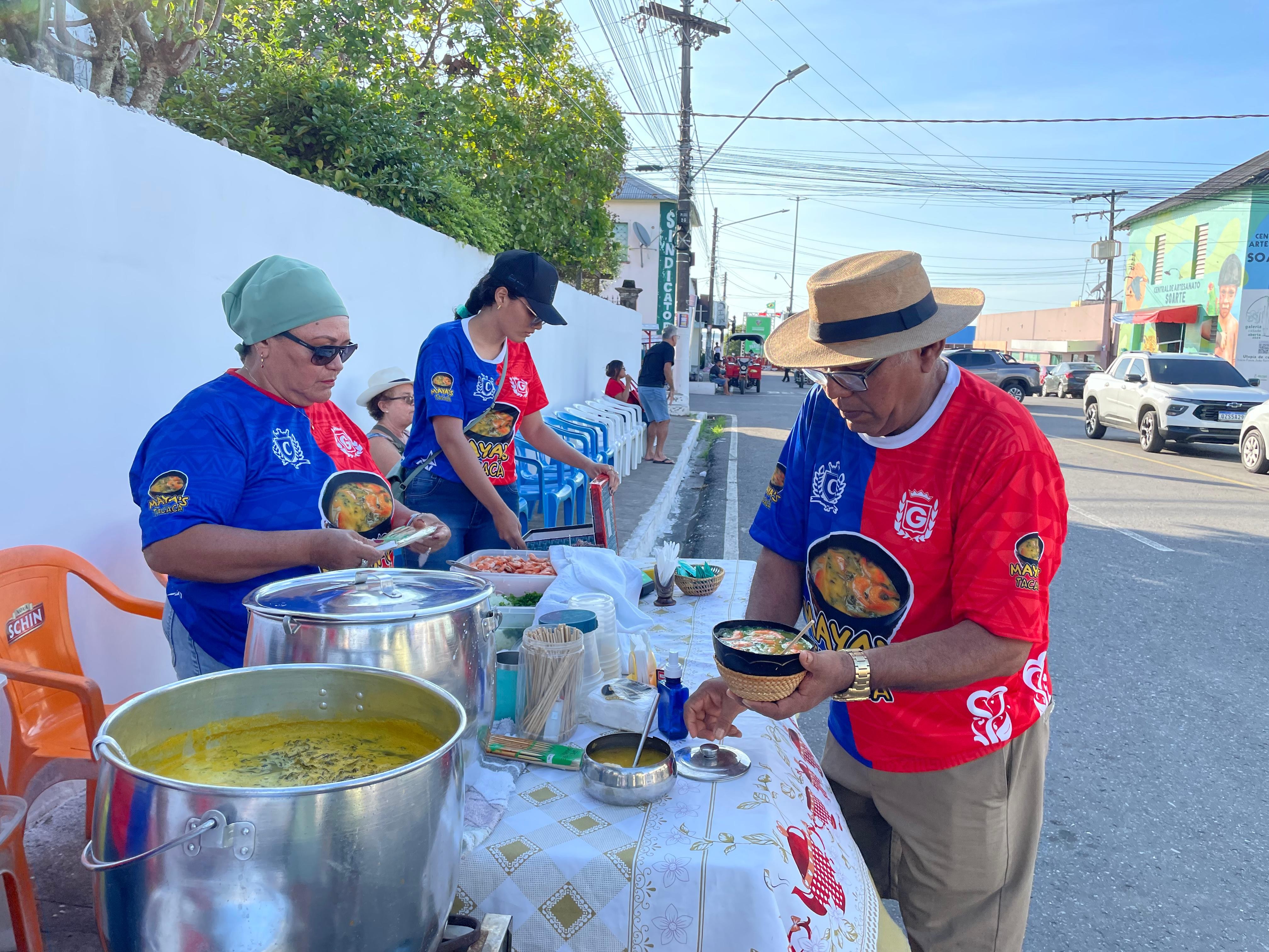 Tacacá doce ou salgado? Em Parintins, banca conquista rivais dos bois com receita 'neutra'