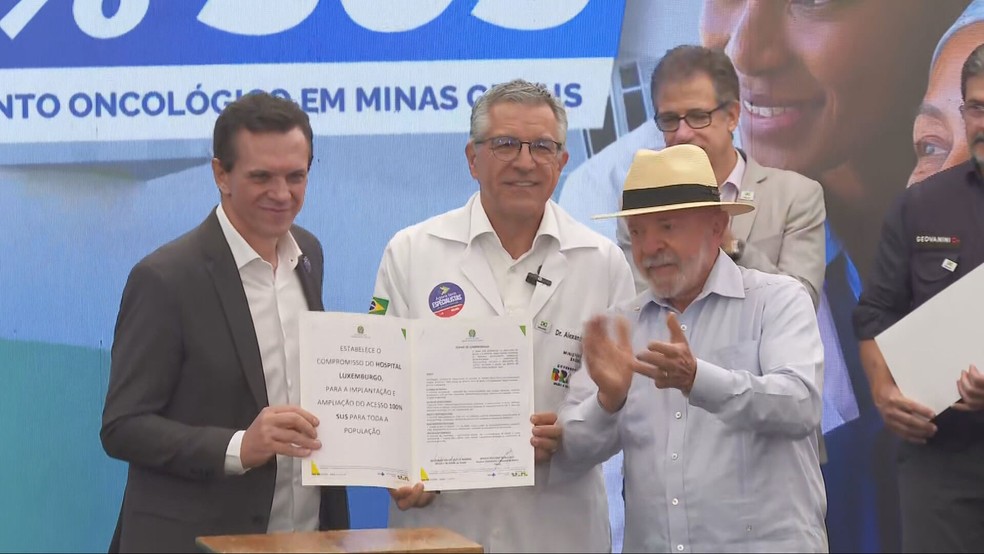 Marco Antônio Viana Leite, diretor-presidente do Mário Penna, com o ministro da Saúde, Alexandre Padilha, e o presidente Lula (PT) — Foto: TV Globo/ Reprodução