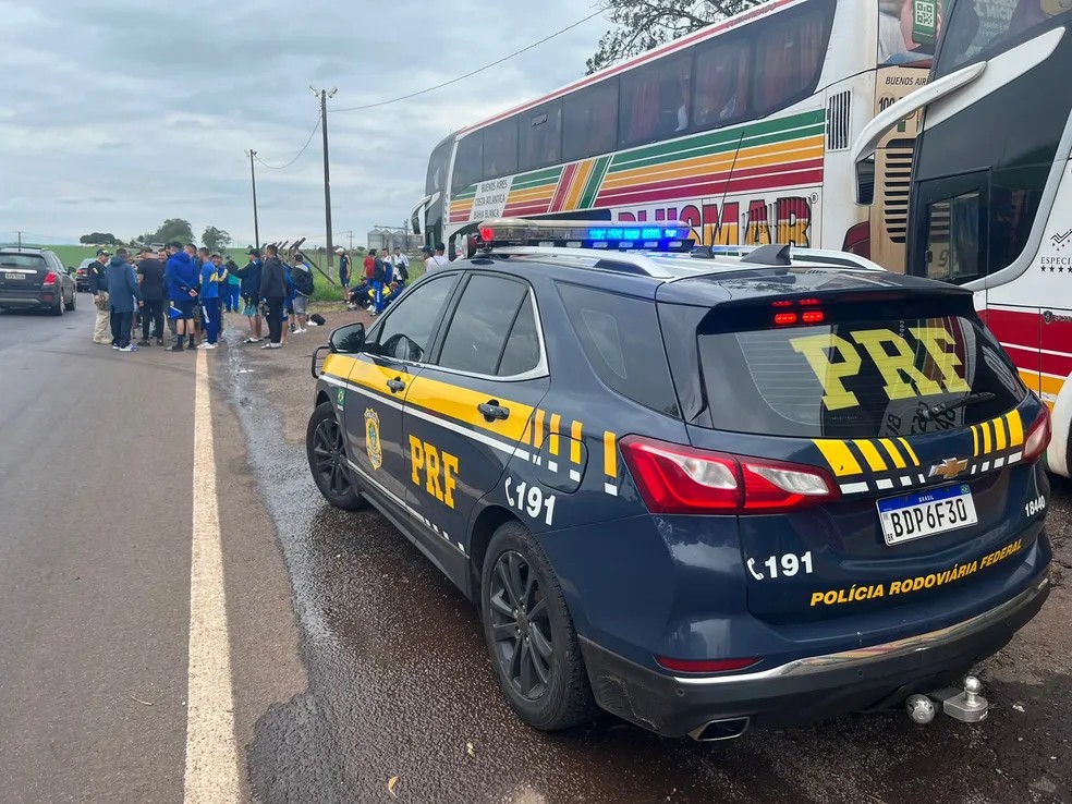 &Ocirc;nibus com torcida Boca Juniors s&atilde;o parados pela PRF no Paran&aacute; &mdash; Foto: PRF