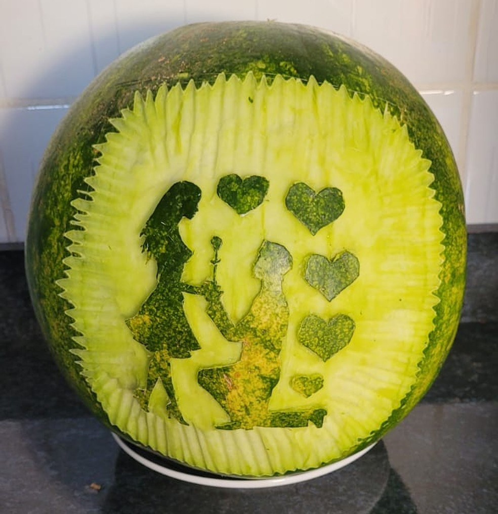 Moradora de Sorocaba (SP) descobriu talento para esculpir em frutas — Foto: Arquivo pessoal