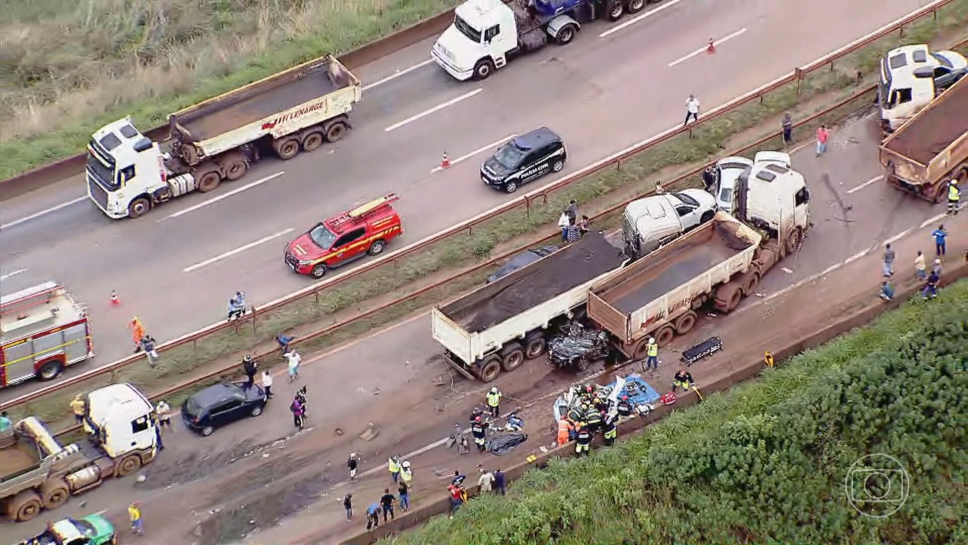 Vítima que sobreviveu a acidente na Fernão Dias tem piora no estado de saúde, diz prefeitura