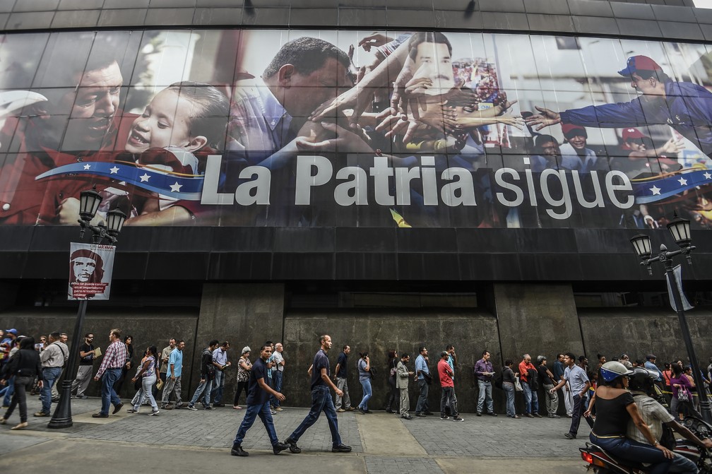 Filas e pequenos protestos são rotina na Venezuela — Foto: Juan Barreto/ AFP