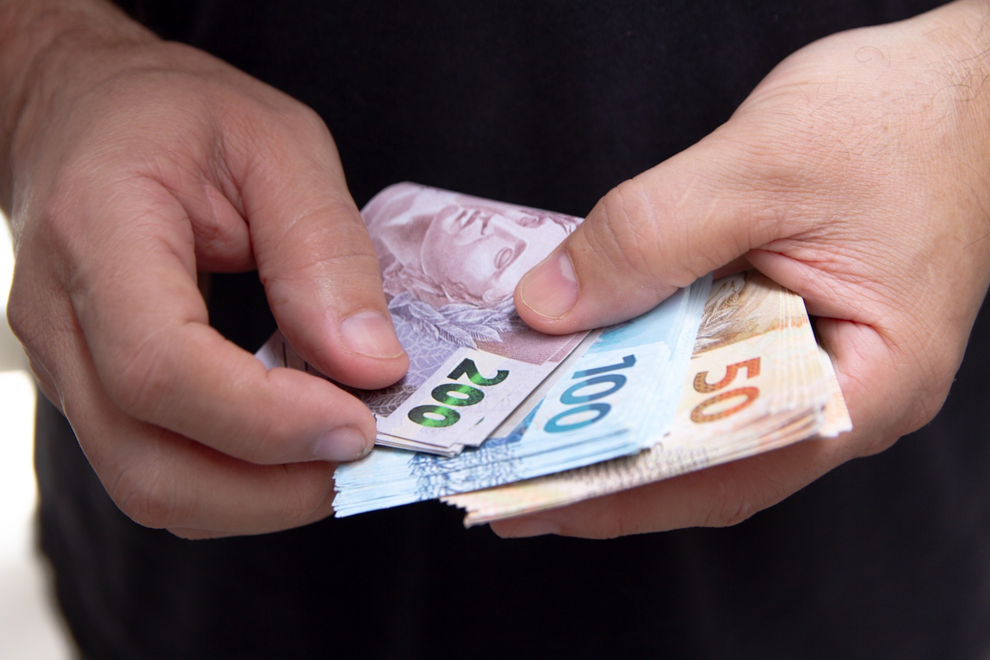 Salário mínimo com valor reajustado passa a ser pago neste sábado