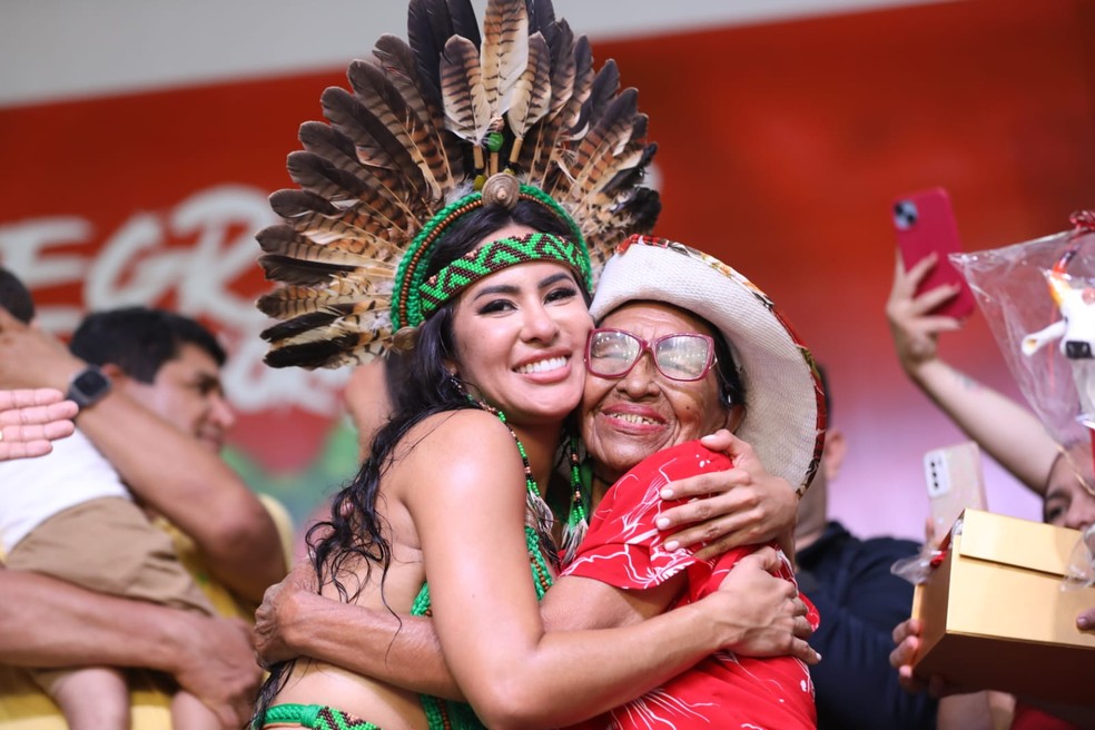 Isabelle Nogueira em volta ao Amazonas — Foto: Márcio Azevedo/Secom