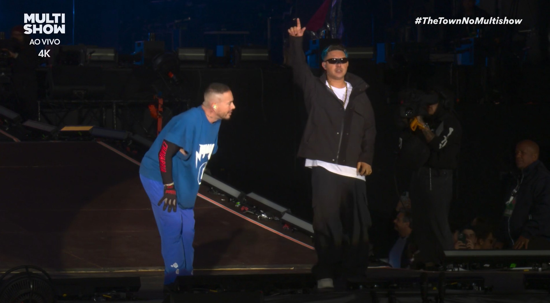 J Balvin recebe MC Fioti no show do The Town