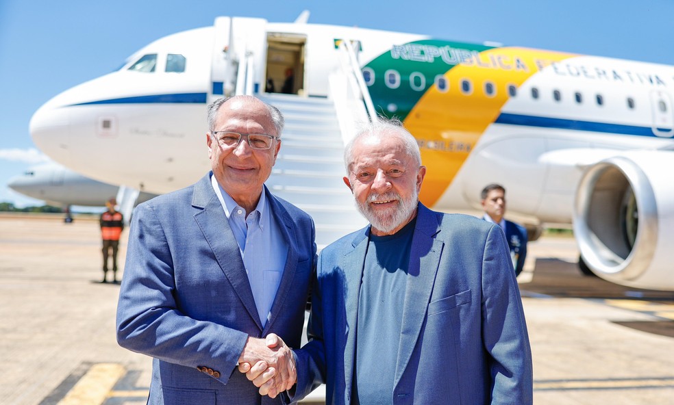 Vice-presidente Geraldo Alckmin e o presidente Lula na Base Aérea de Brasília. — Foto: Ricardo Stuckert / Presidência da República