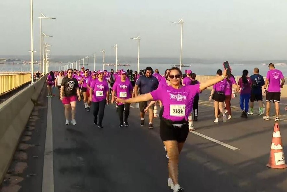 Participantes da 7ª Corrida TVLAR, na Ponte Rio Negro — Foto: Reprodução/Globoplay