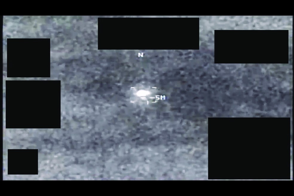 Imagens provavelmente obtidas por um sensor infravermelho a bordo de uma plataforma militar dos Estados Unidos operando na área de responsabilidade do Comando Central dos EUA em 2021. Um usuário enviou este vídeo para uma rede sigilosa em junho de 2024. — Foto: Departamento de Guerra dos EUA