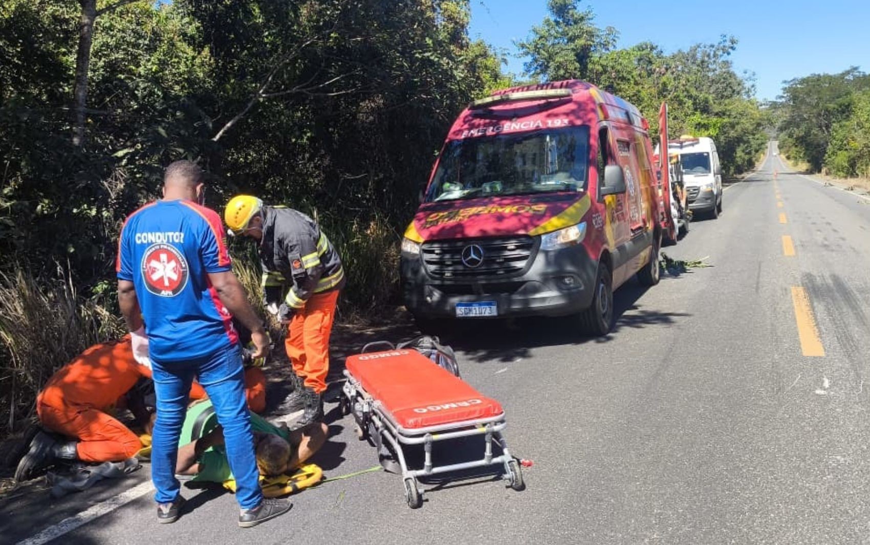 Motorista sobreviveu à base de água nos dias que ficou dentro de carro caído em ribanceira; pai e mulher morreram