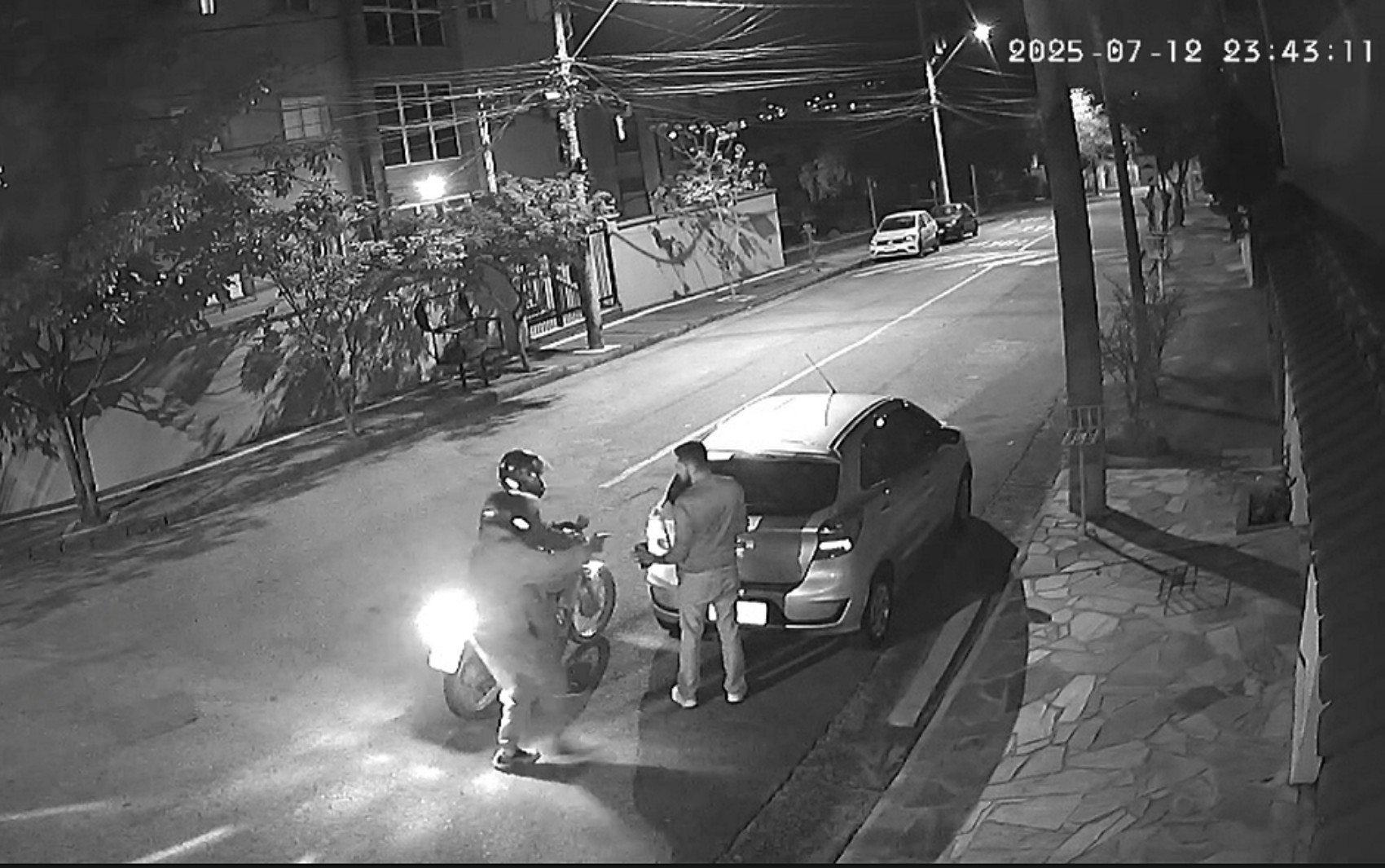Motorista de aplicativo é rendido por dupla armada e tem carro roubado em Poços de Caldas, MG