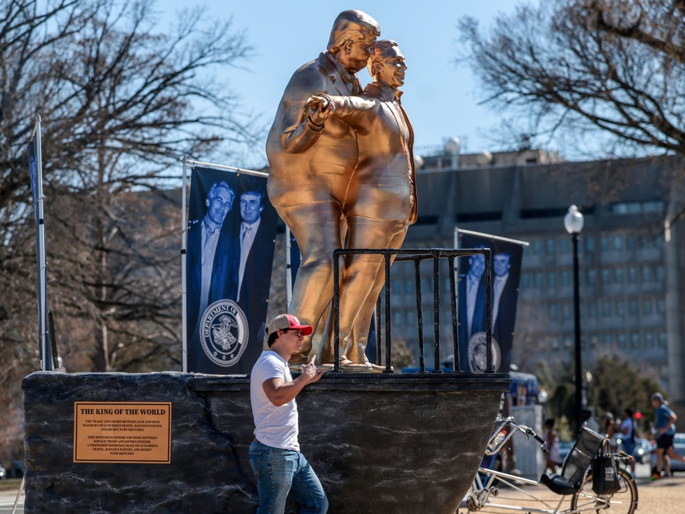 Est&aacute;tua "Rei do Mundo" retrata Trump e Epstein na pose de "Titanic" &mdash; Foto: Evelyn Hockstein/Reuters