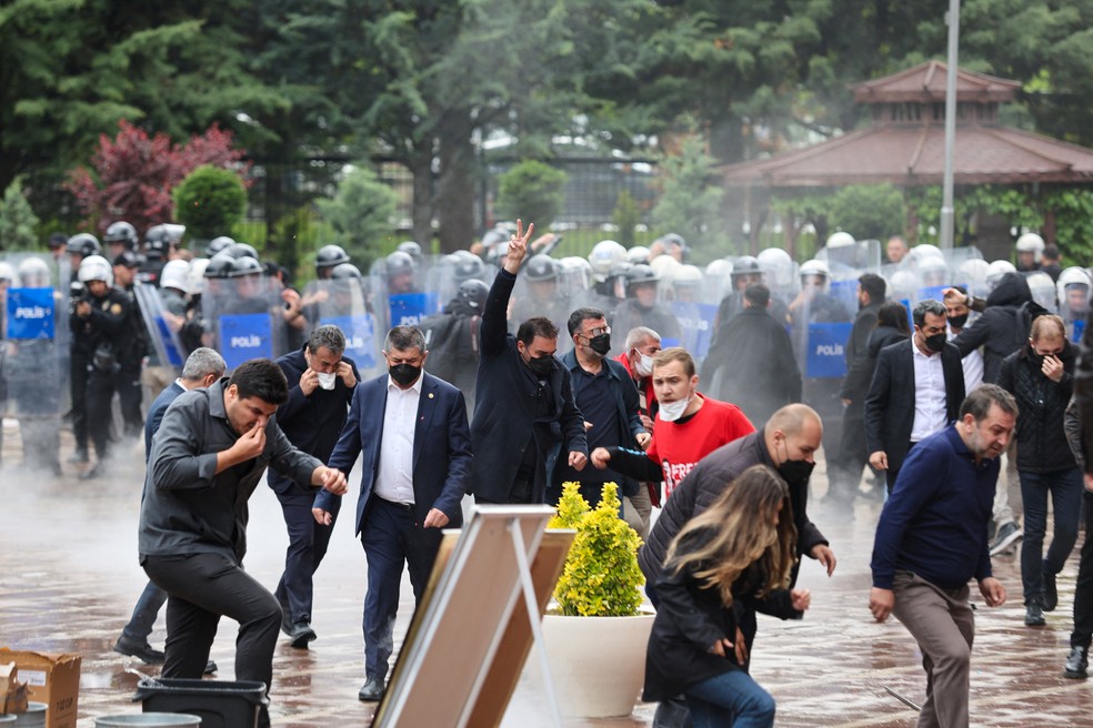 Apoiadores do ex-líder do Partido Republicano do Povo (CHP), Özgur Özel, reagem enquanto a polícia de choque invade a sede do partido para expulsar a liderança — Foto: REUTERS/Efekan Akyuz