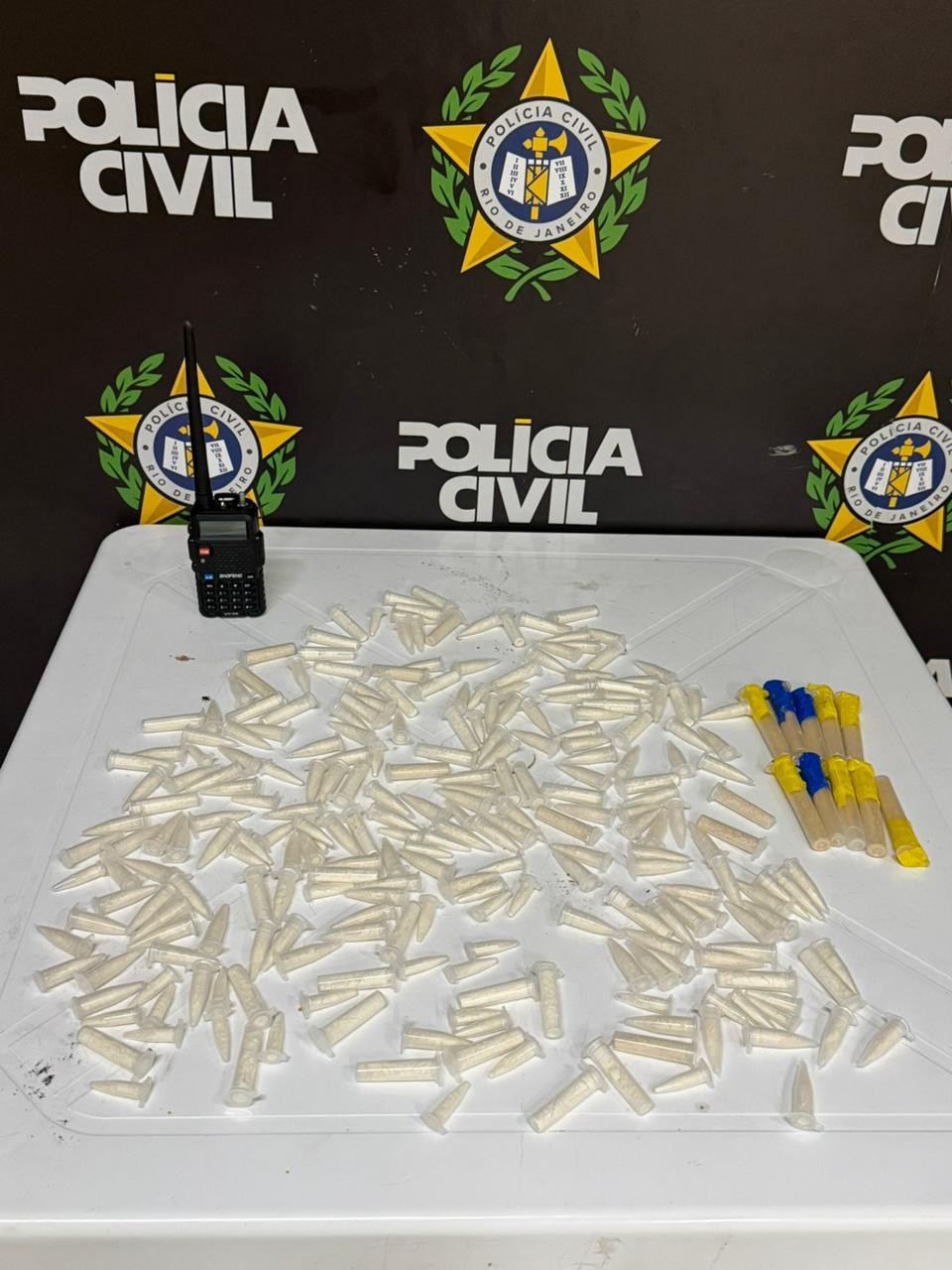 Jovem é preso com drogas em ação com drones da polícia em Barra Mansa