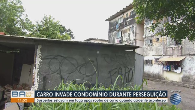 Carro invade garagem de condminio durante perseguio, em Salvador