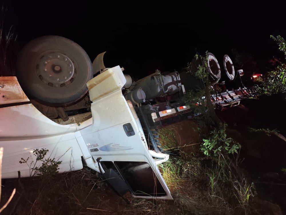 Motorista morre ao perder o controle de caminhão e capotar em barranco na BR-365