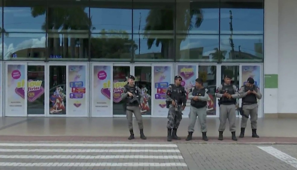 Policiais em frente a shopping de João Pessoa após mulher ser baleada na praça de alimentação — Foto: TV Cabo Branco/Reprodução