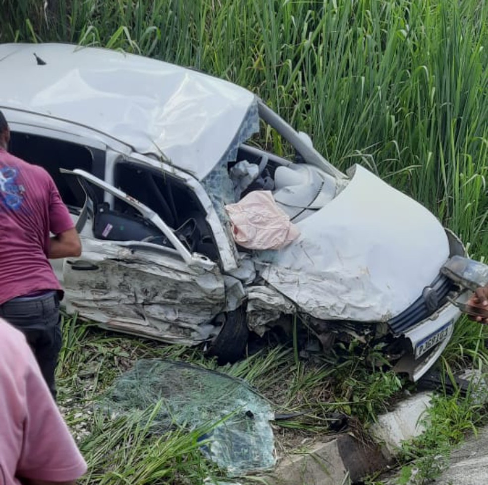 Idoso morre e cinco pessoas ficam feridas após dois carros baterem de frente no sul da Bahia — Foto: Reprodução/Redes Sociais