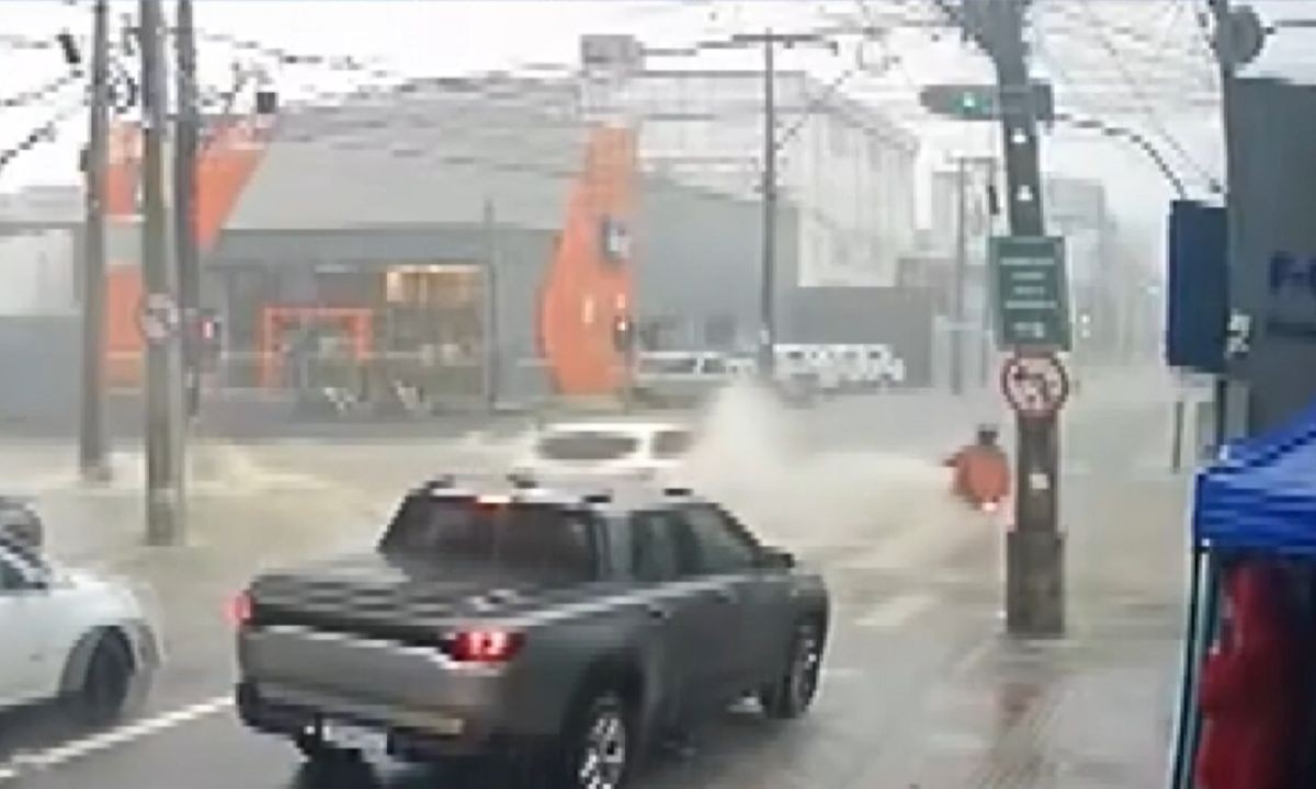 Motociclista é arrastado por enxurrada durante fortes chuvas em Vitória da Conquista