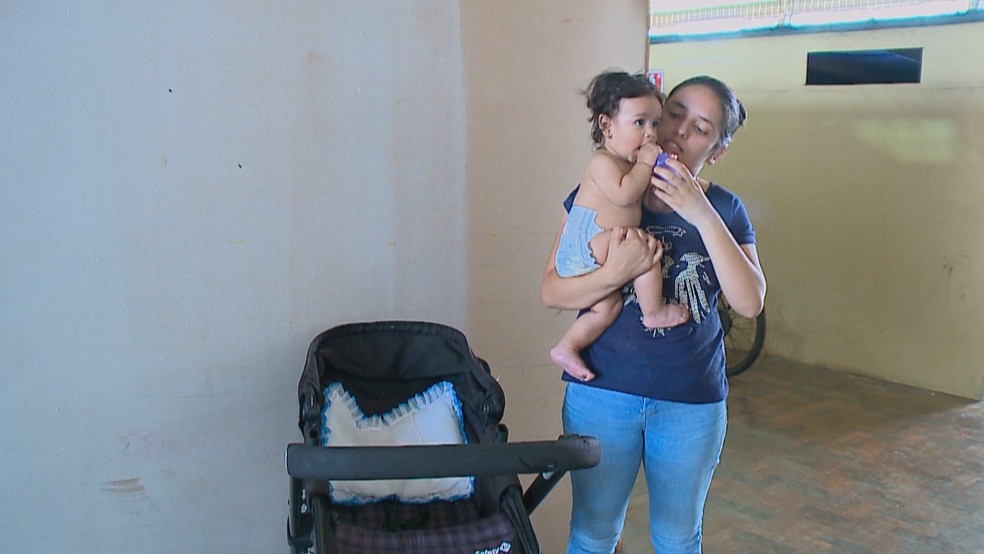 Dona se casa Sabrina Rodrigues com o filho, que nasceu em maio, em abrigo de Encantado — Foto: Reprodução/RBS TV
