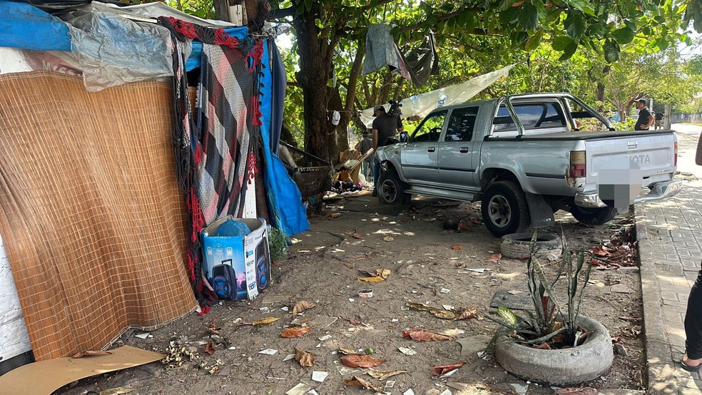 Caminhonete desgovernada derruba barraco, atropela três pessoas em situação de rua e mata cão em Fortaleza. — Foto: Leábem Monteiro/ SVM