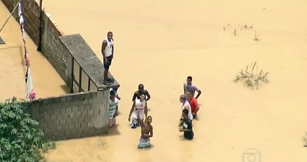 Moradores de Japeri amanheceram ilhados por causa do alagamento. — Foto: Reprodução / TV Globo