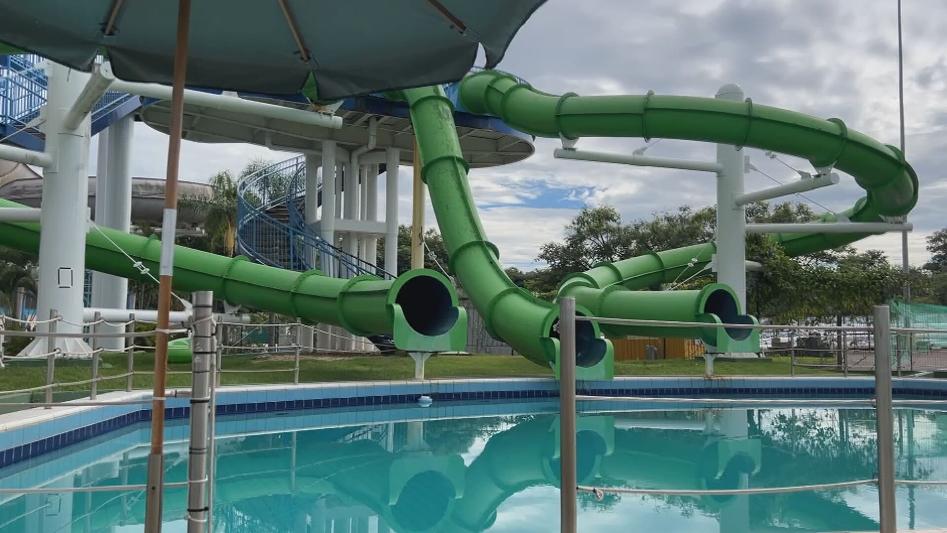 Funcionários do Wet'n Wild denunciam falta de segurança e más condições de trabalho após morte de salva-vidas sugado por ralo: 'Negligência'