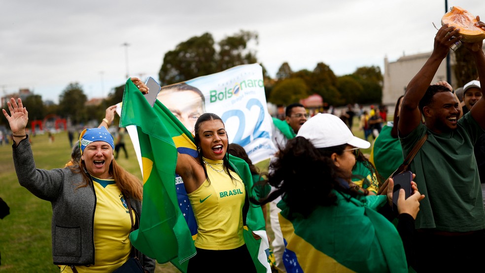 Apoiadores de Flávio Bolsonaro (PL) se reúnem para votar em seção eleitoral de Lisboa, em Portugal, no dia 25 de outubro de 2026 — Foto: Filipe Amorim/AFP