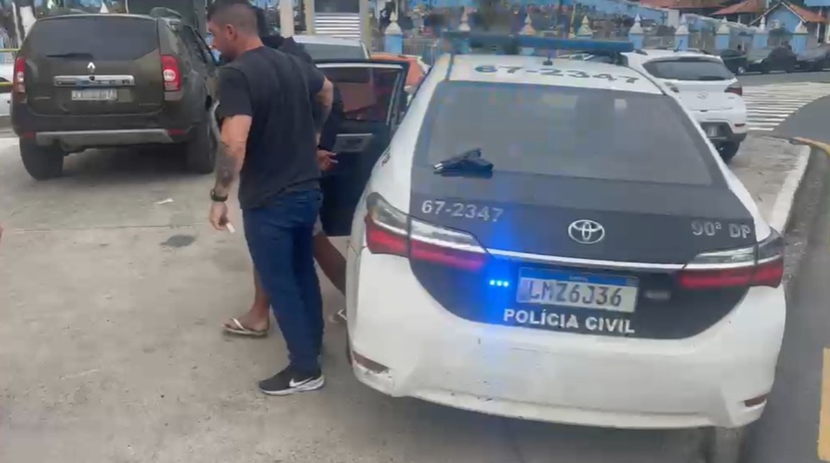 Motociclista é preso com réplica de pistola após tentar fugir em Barra Mansa