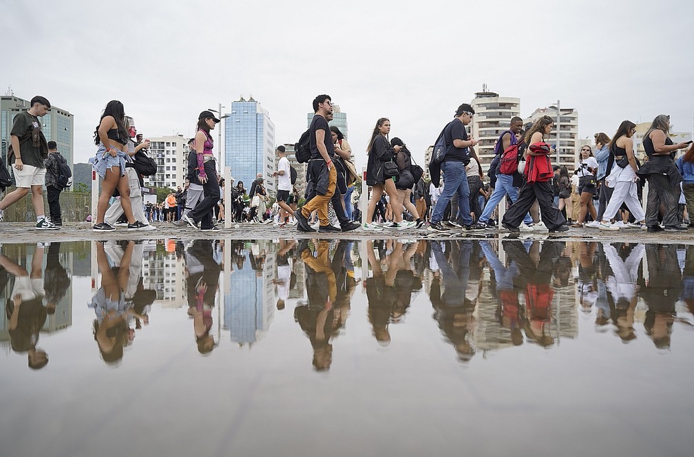 Público faz fila para entrar na Cidade do Rock no terceiro dia de Rock in Rio  — Foto: Marcos Serra Lima / g1