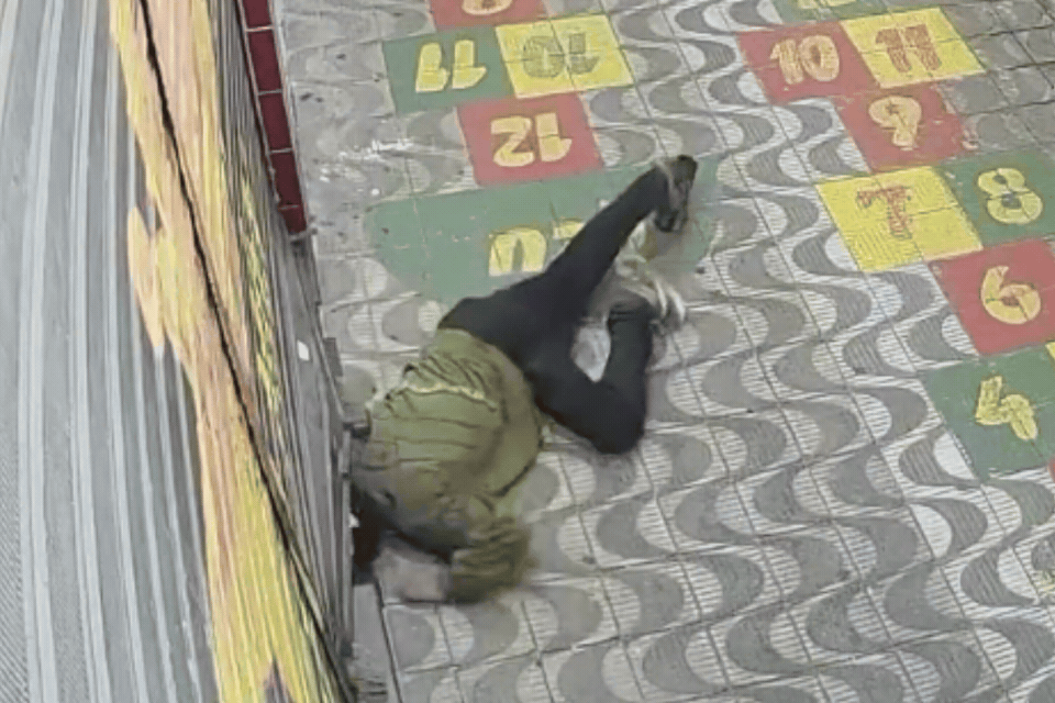 Homem rasteja no chão para invadir e furtar loja no litoral de SP; VÍDEO 