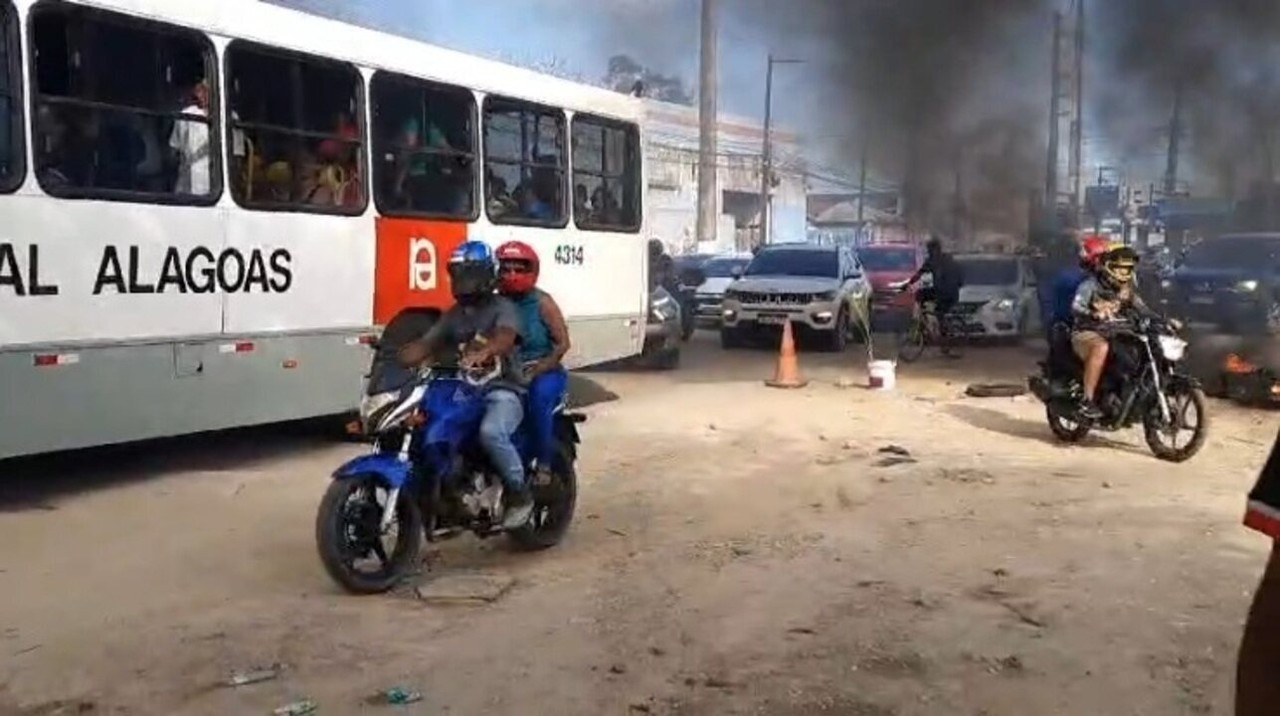 Motoristas por aplicativo fazem protestos em Maceió e bloqueiam ruas