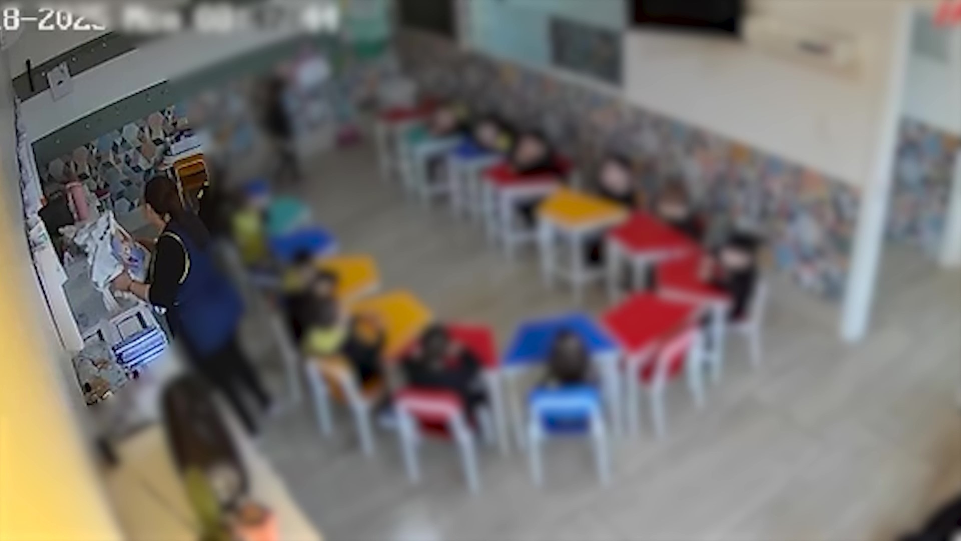 Professora é investigada por agredir criança de 4 anos com livros em escola particular no RS; veja VÍDEO