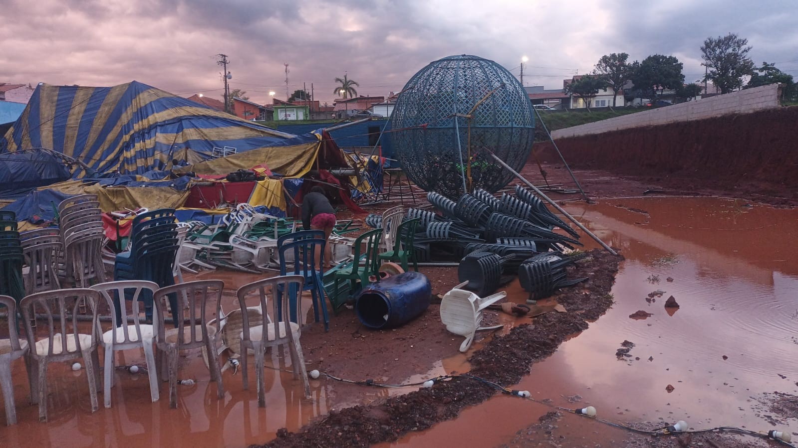 Lona e estrutura de circo desabam durante temporal em Capela do Alto