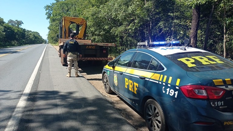 Caminhão furtado em SP é encontrado pela PRF em Jequitaí 