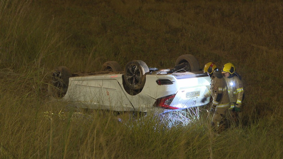 Carro bate na traseira de outro, cai de ribanceira e capota na Estrutural. — Foto: TV Globo/Reprodução
