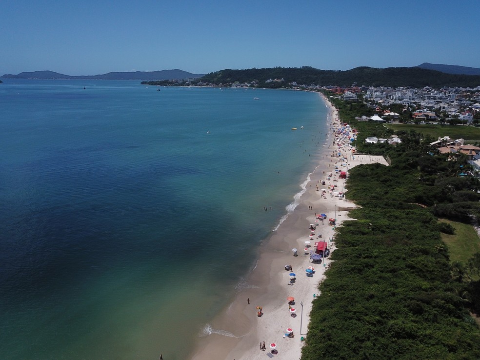 Praia de Jurerê antes do alargamento da faixa de areia — Foto: Prefeitura de Florianópolis/Divulgação