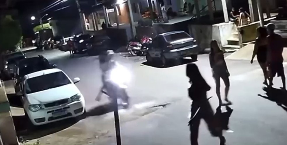 Após manobras perigosas, motociclistas atropelam jovem de 15 anos no Ceará — Foto: Reprodução