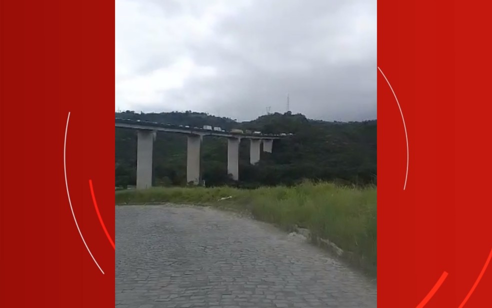 Altura do viaduto onde ocorreu o acidente  — Foto: Redes sociais