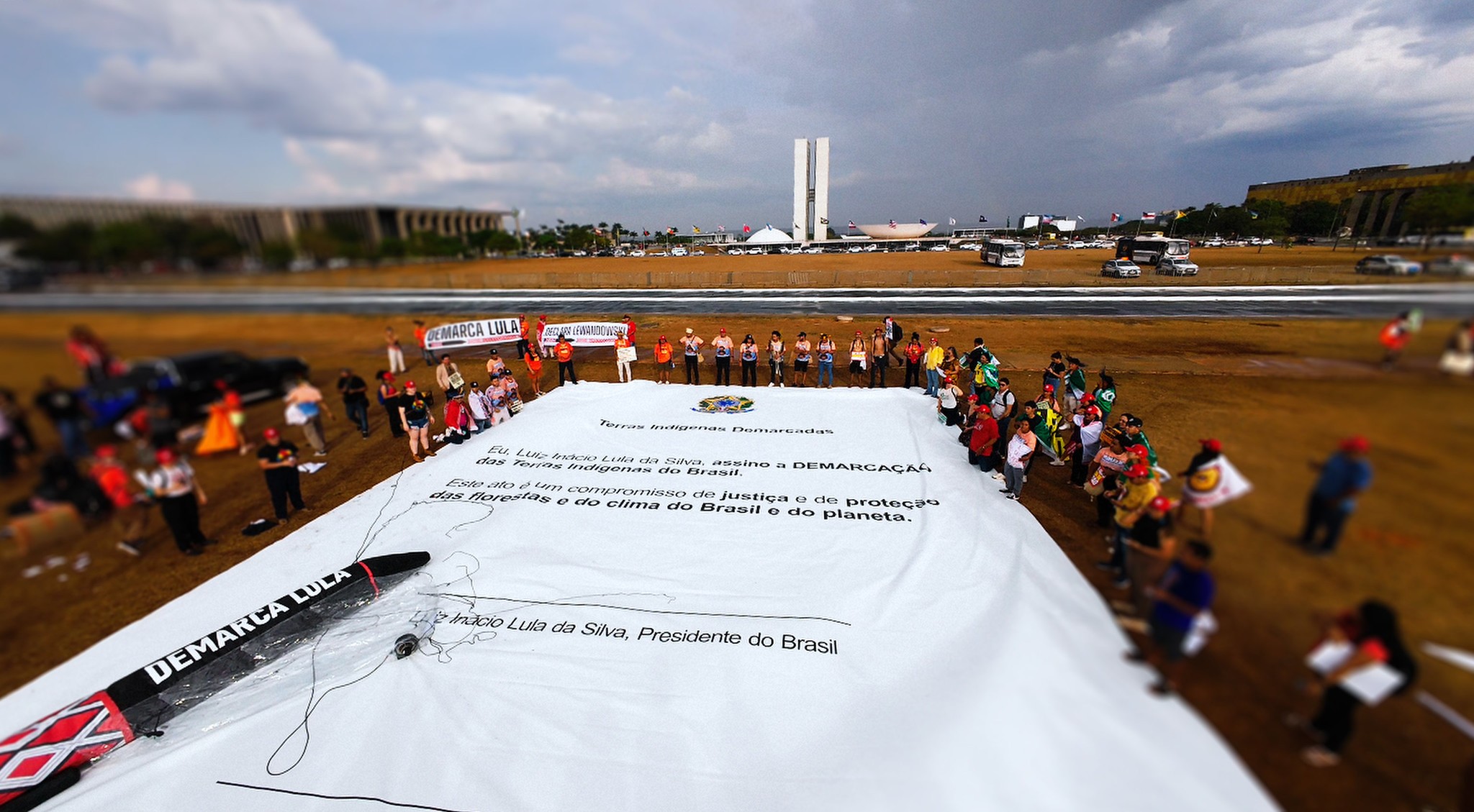 Indígenas levam decreto gigante e 'canetão inflável' a Brasília para pedir que Lula demarque terras até a COP30