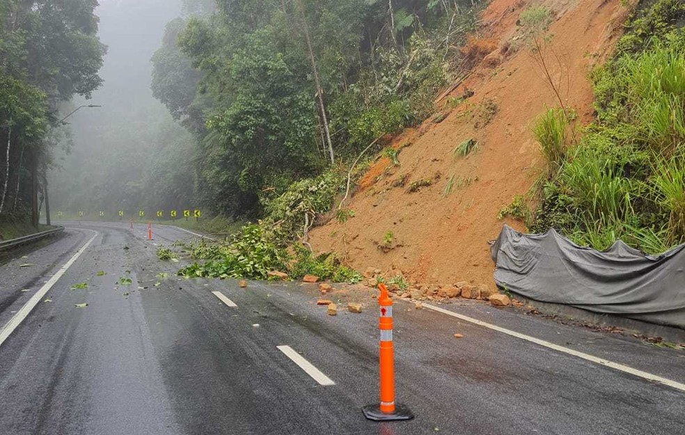 Serra Antiga da Tamoios tem deslizamento de terra — Foto: Concessionária Tamoios/Divulgação