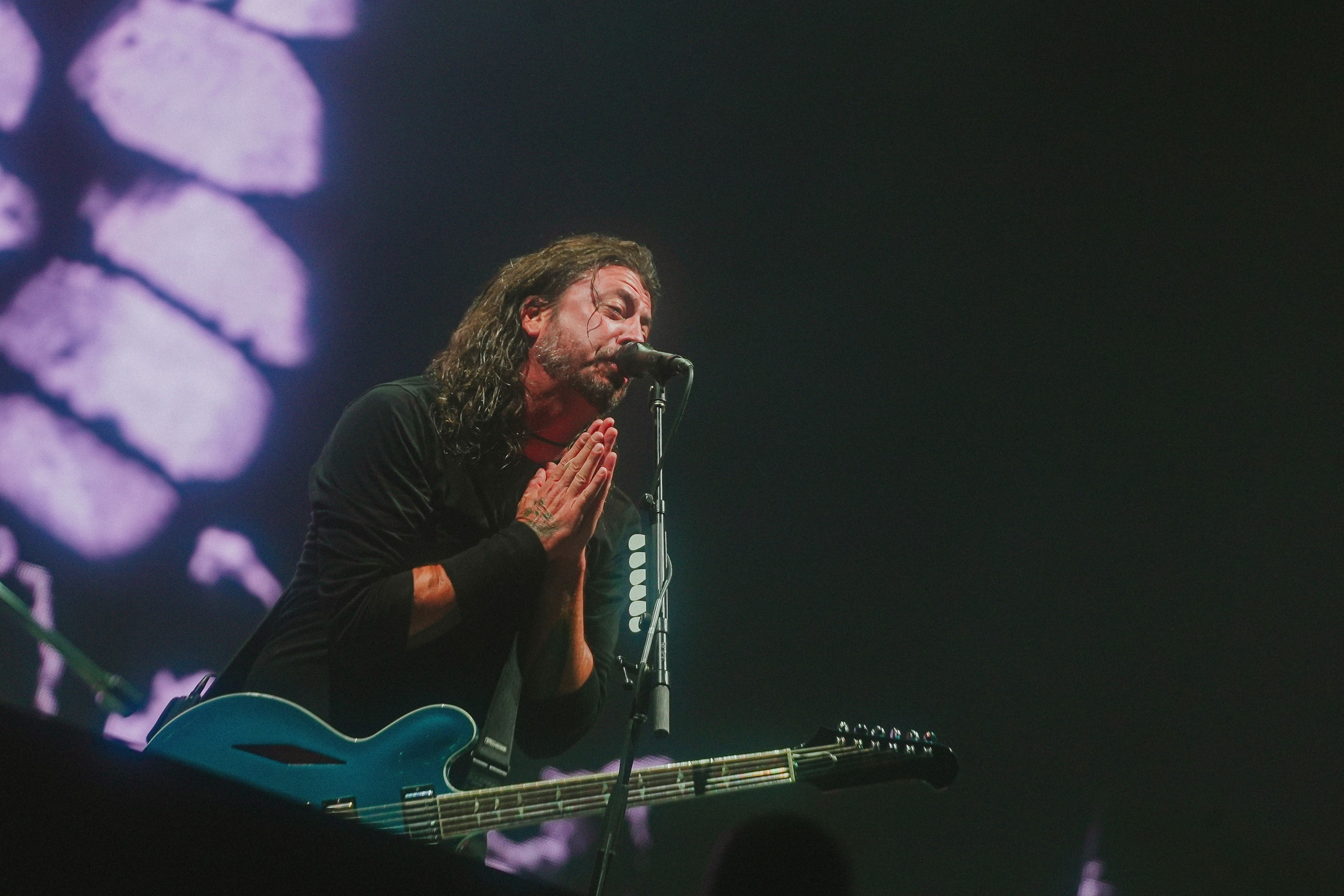 Roqueiros de volta: Foo Fighters retrocede com música imatura e U2 mostra fôlego com EP político