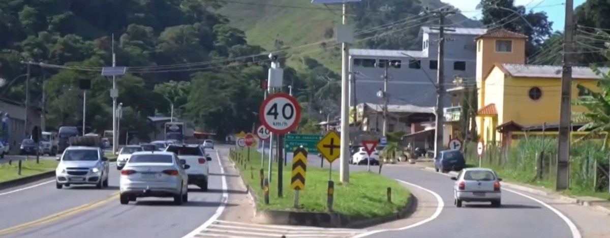 Motoristas desviam por pistas laterais para escapar de radar em Teresópolis 