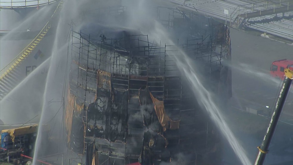 Tanque incendiado nesta quinta-feira (22) — Foto: Reproduo/TV Globo