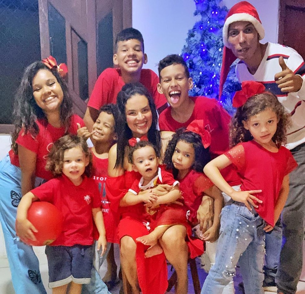 Dayene Lima, o marido Raphael Miranda e os oito filhos do casal — Foto: Reprodução/Instagram