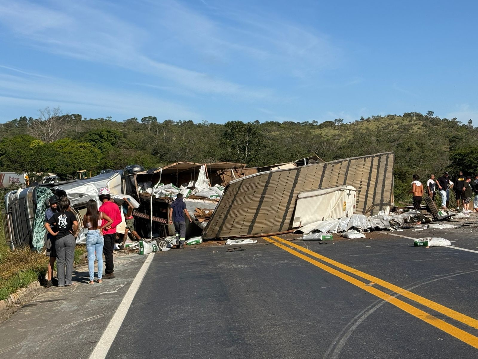 Acidente entre caminhão, carreta e carro deixa mortos e feridos na BR-251