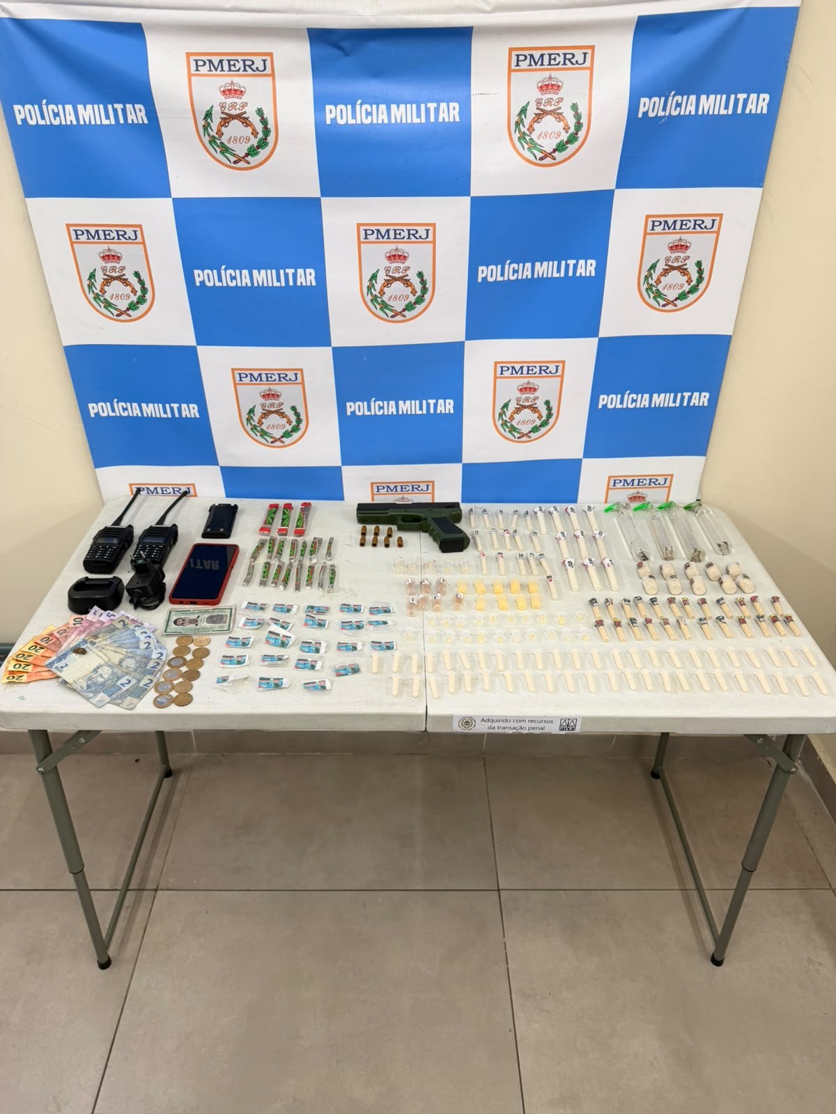 Dupla é presa por suspeita de tráfico de drogas em Volta Redonda