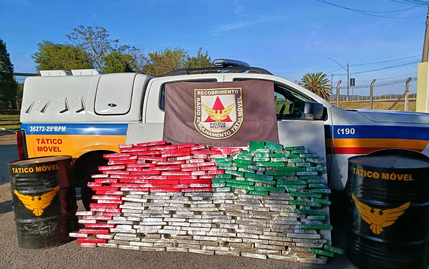 Polícia Militar apreende 144 kg de maconha em imóvel enquanto apurava denúncia de ameaça em Poços de Caldas, MG