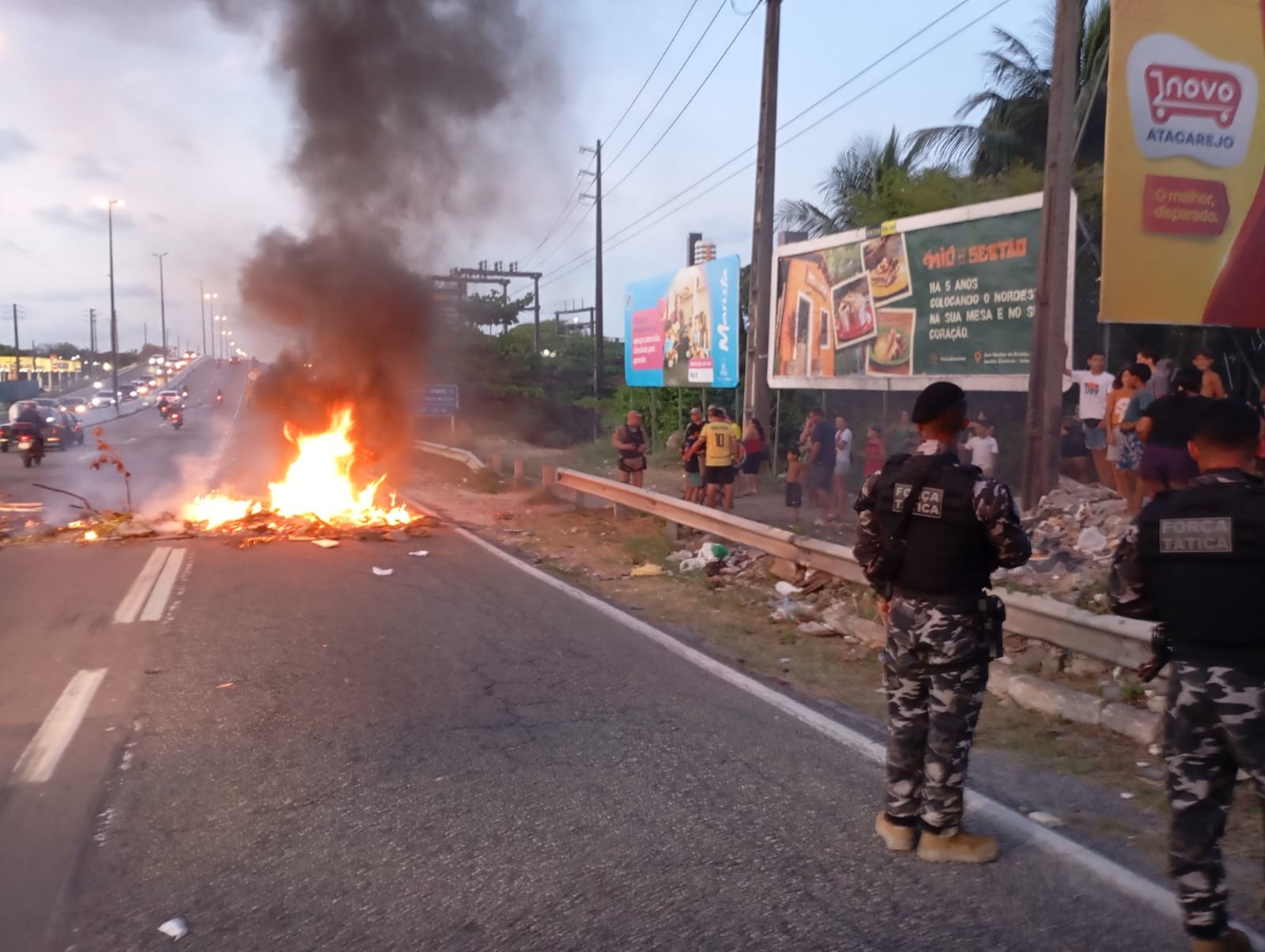 Moradores do bairro São José protestam contra falta de água em João Pessoa 