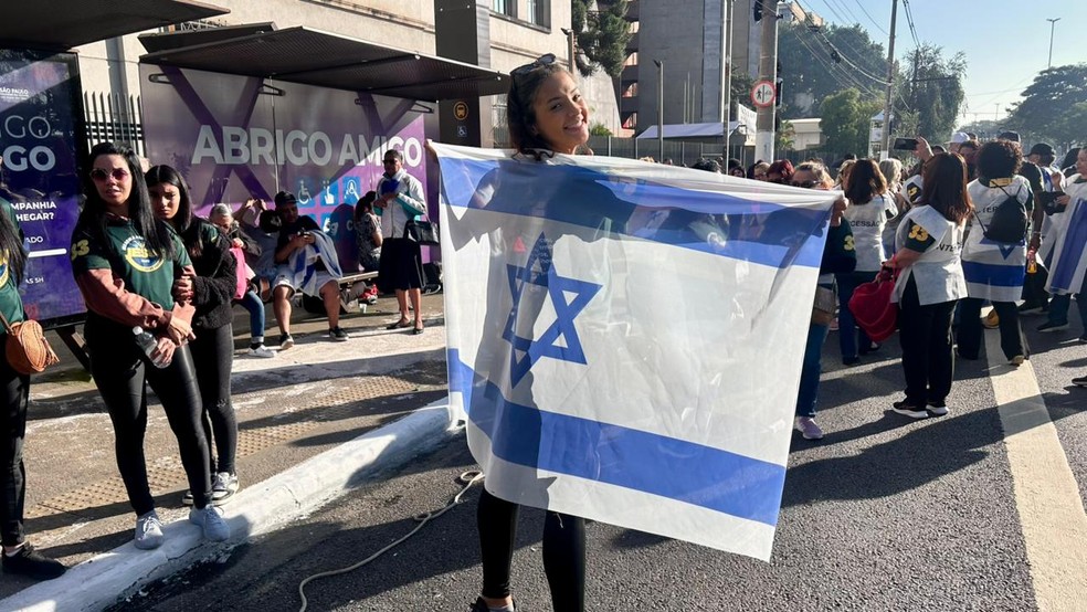 Giovana com a bandeira de Israel — Foto: Letícia Dauer/g1